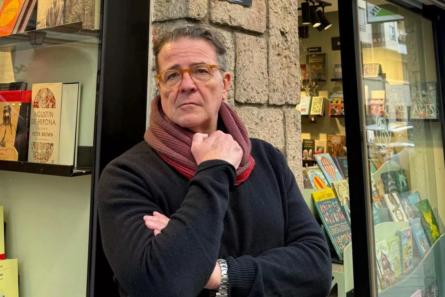 José Parra, dueño de El Halcón Maltés, frente a su librería y galería de arte / CEDIDA