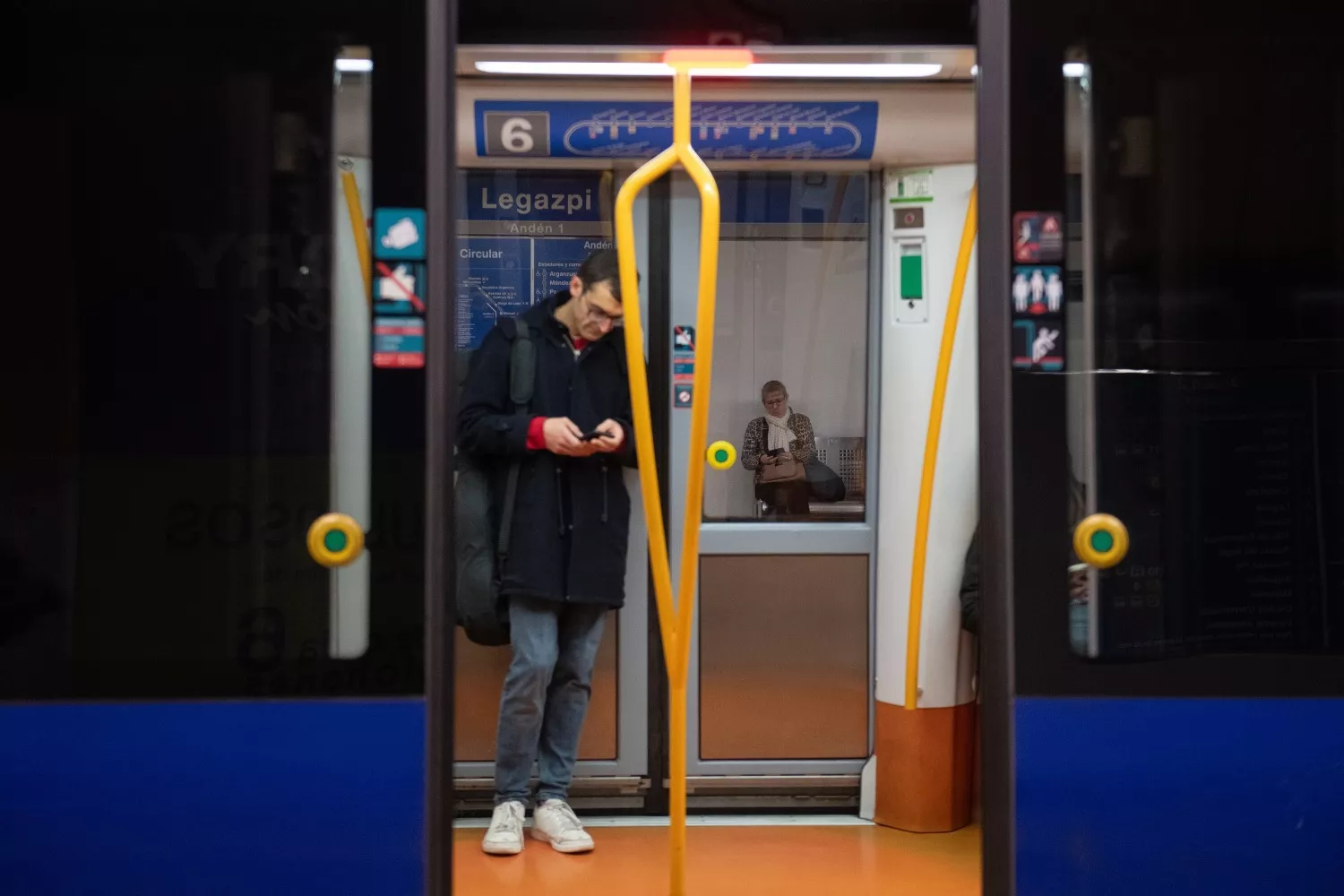 Una persona usa su móvil en el metro   Fernando Sánchez   EP