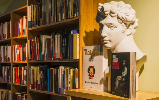 Un libro de Mafalda y otro sobre Mick Jagger en la librería El Halcón Maltés / EHM
