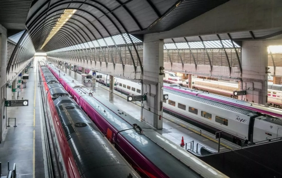 Trenes con destino a Madrid parados en la estación de Santa Justa, en Sevilla / EDUARDO BRIONES - EP