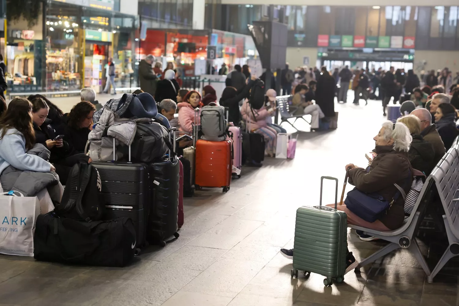 Numerosos pasajeros esperan en la estación de Santa Justa, Sevilla, este lunes 19 de enero / José Manuel Vidal - EFE
