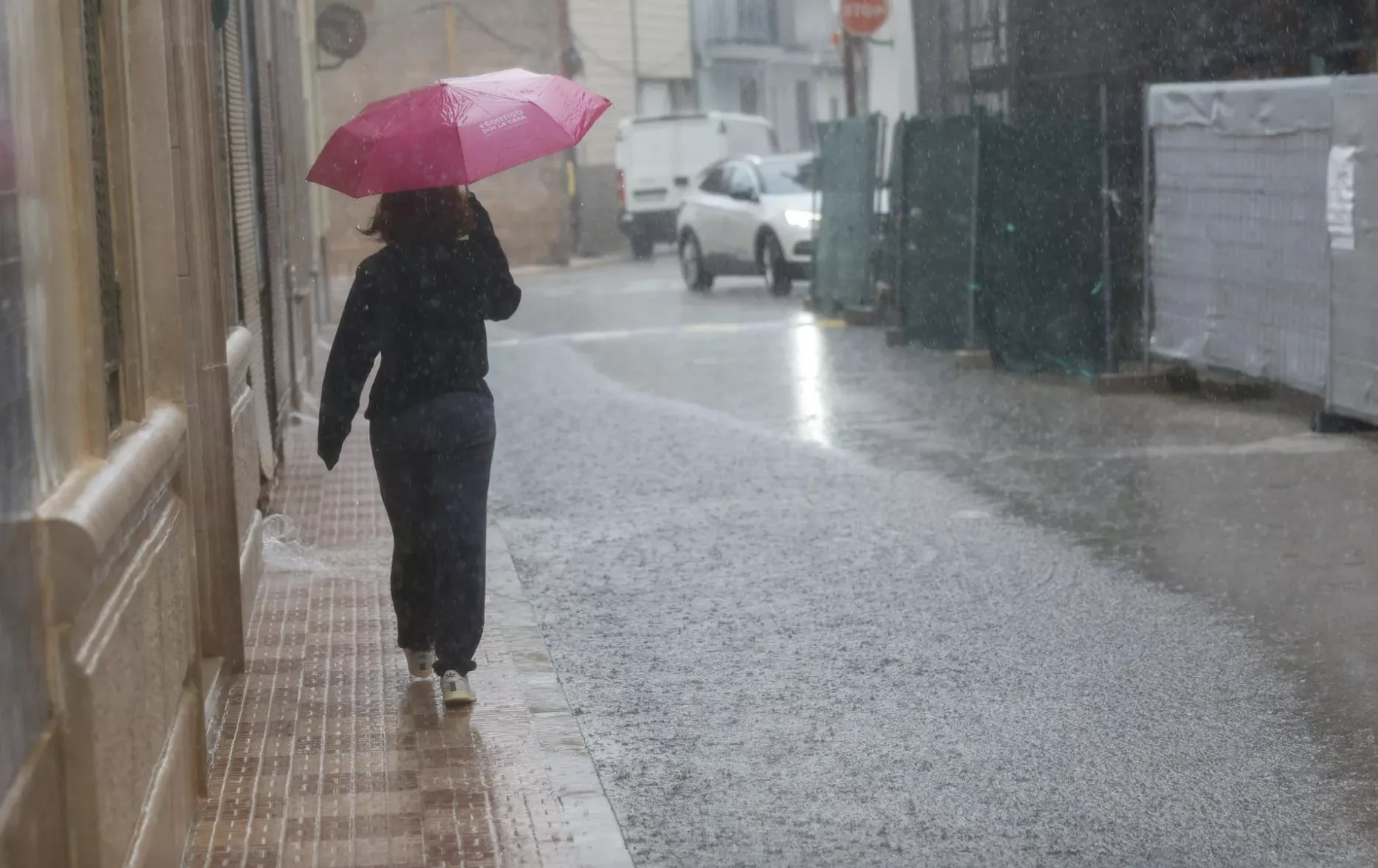 Una mujer camina con un paraguas bajo una intensa lluvia / EFE