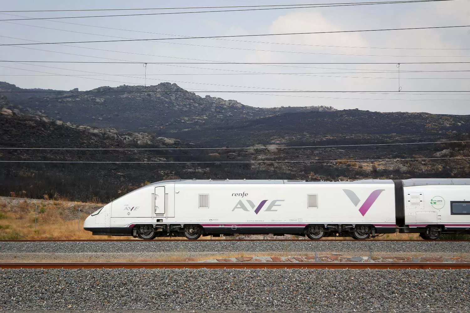 Un AVE realiza un trayecto / EUROPA PRESS - CARLOS CASTRO  