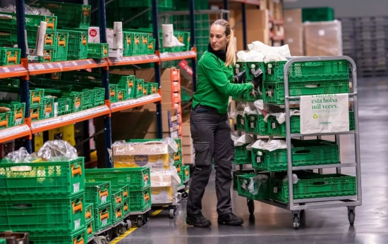 Una trabajadora en un almacén / MERCADONA