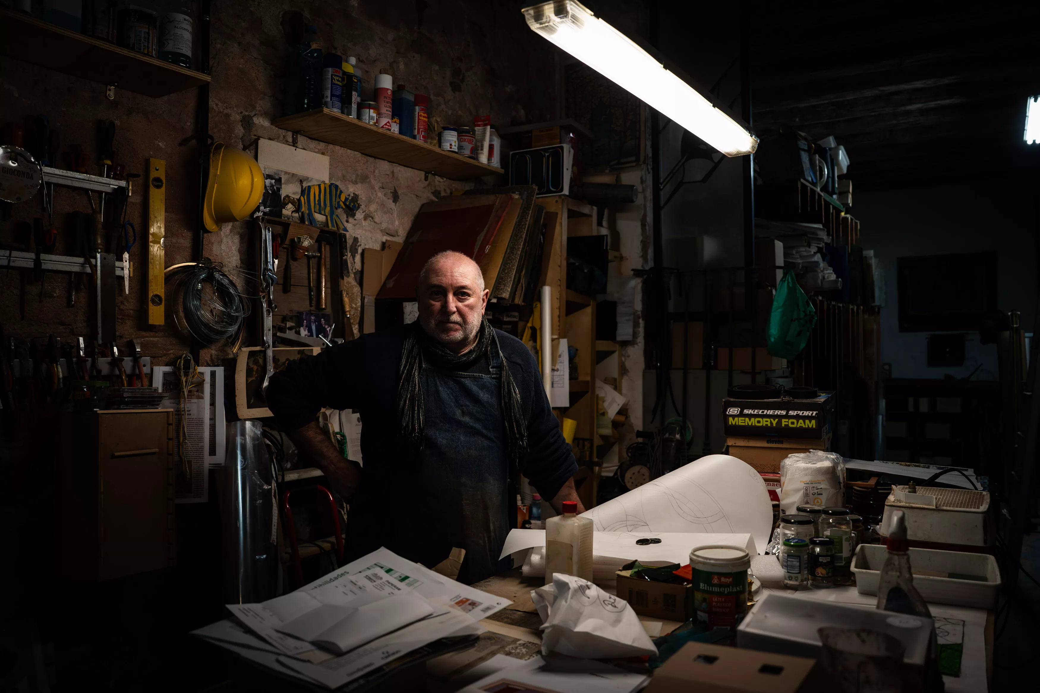 Jorge Aragone, vidriero, en su taller de Barcelona / SIMÓN SÁNCHEZ