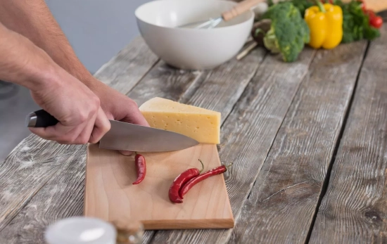 Una persona utiliza una tabla de cortar / FREEPIK