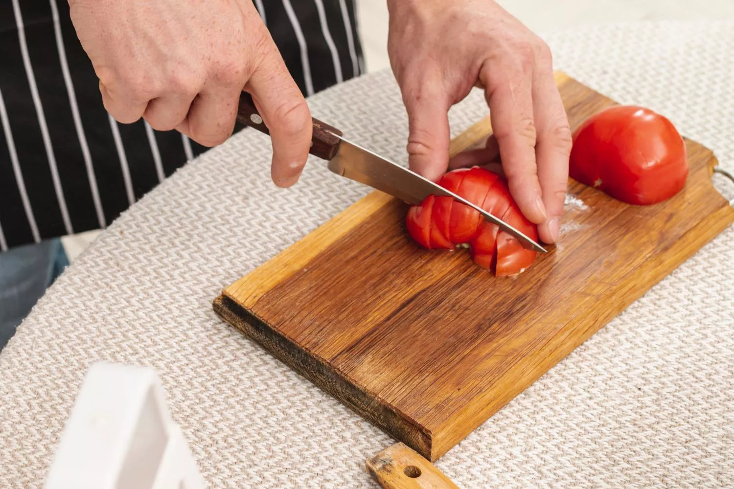 Una tabla de cortar   FREEPIK