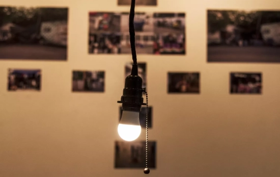 Una bombilla encendida / FREEPIK - rawpixel.com