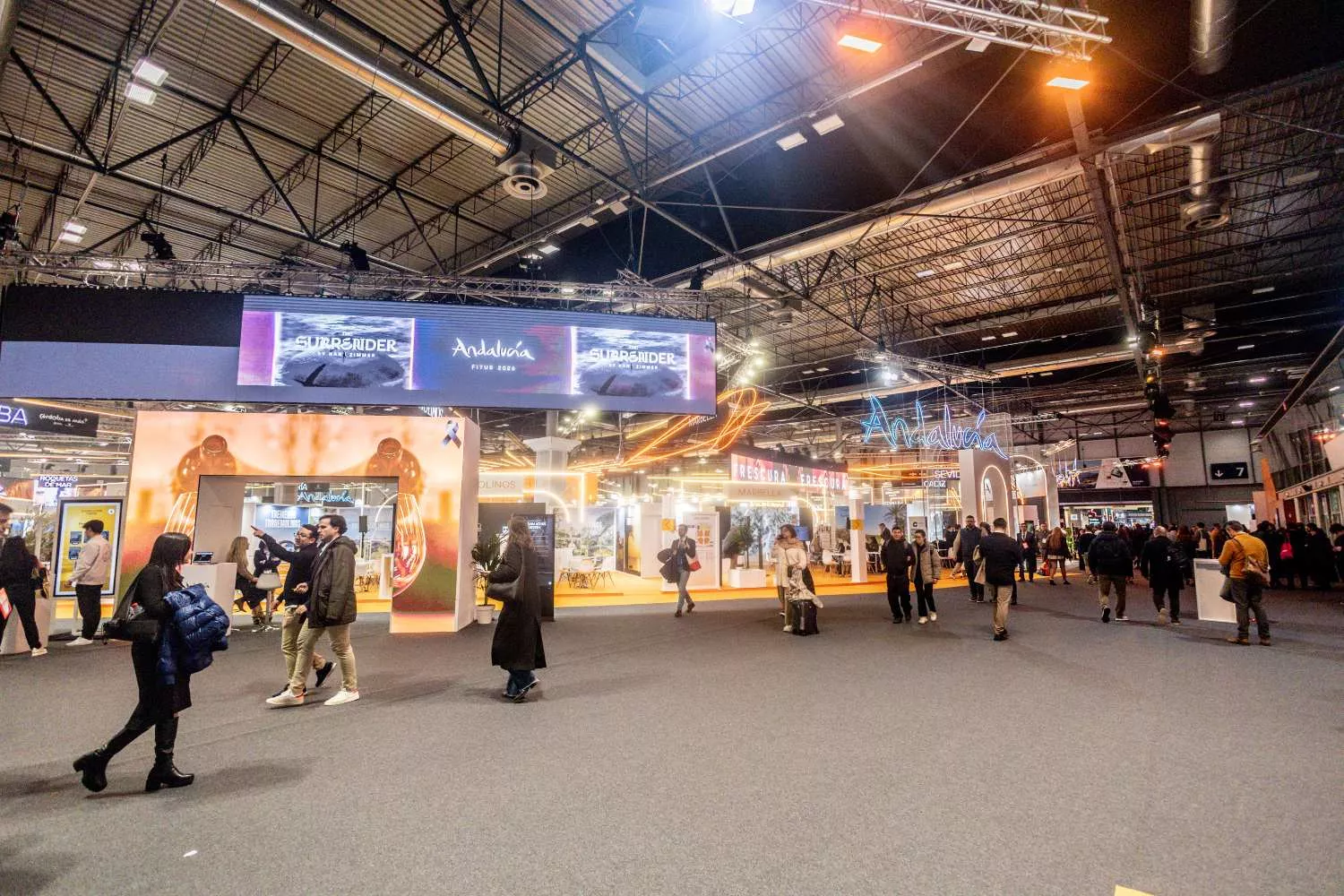 Varias personas durante el primer día de la 46ª edición de la Feria Internacional de Turismo (Fitur)