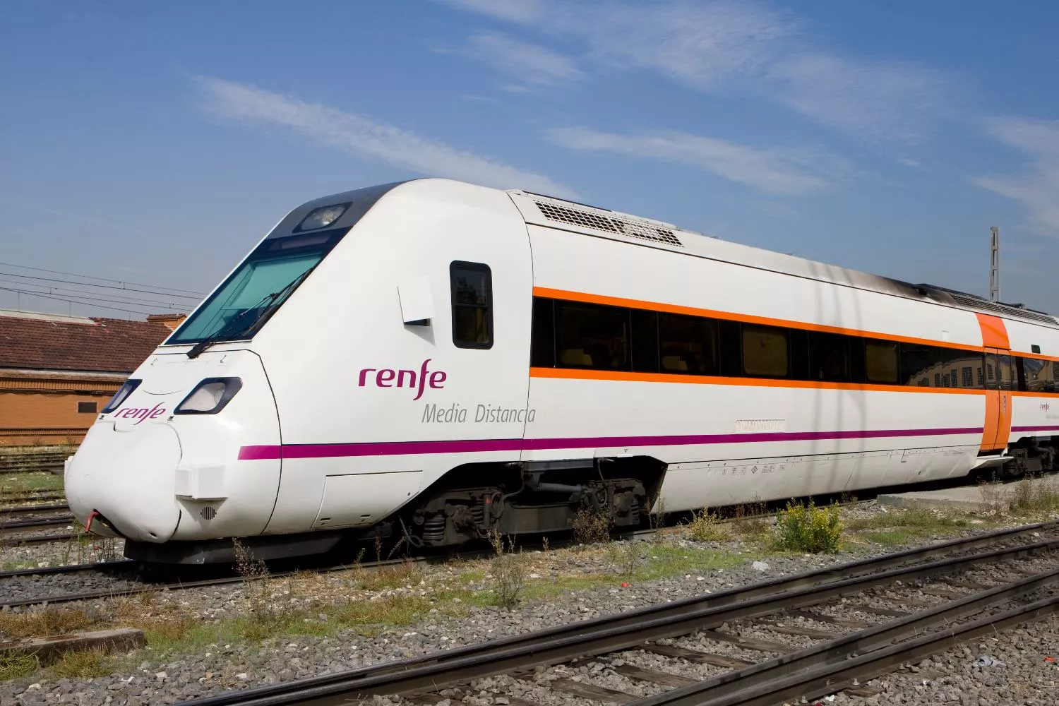 Un tren de Media Distancia de Renfe RENFE Un tren de Media Distancia de Renfe RENFE