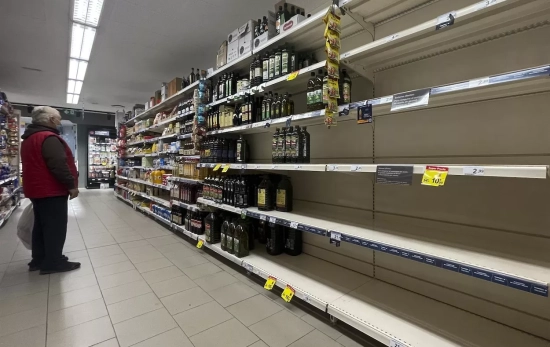Un hombre observa unas estanterías vacías de aceite en un supermercado de Madrid / EFE