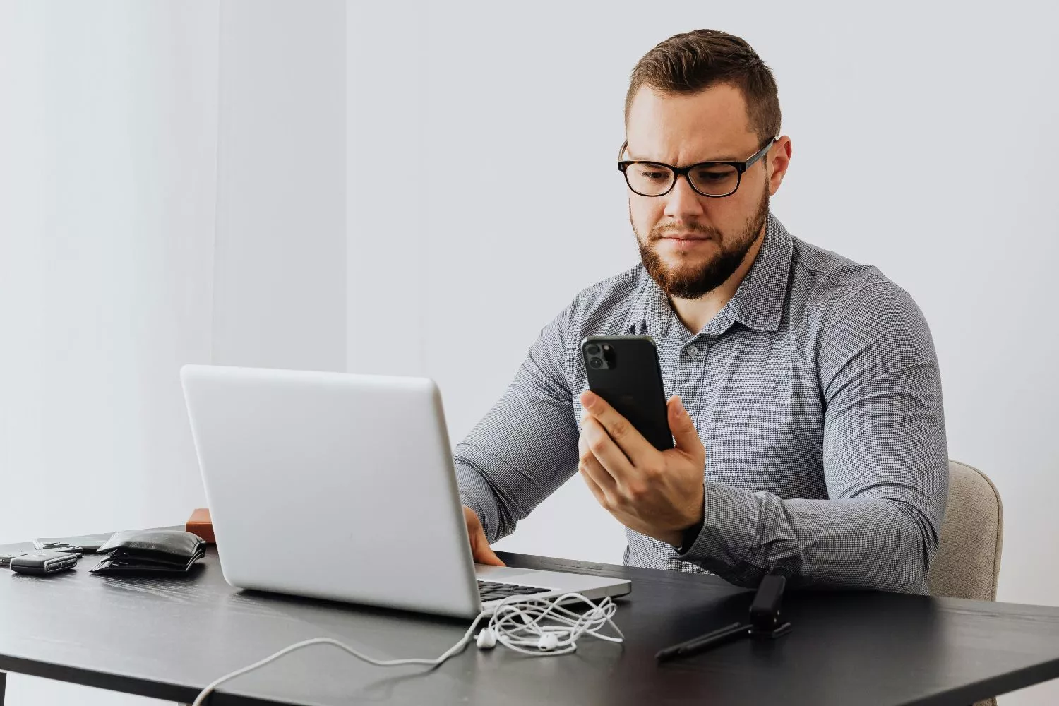 Una persona observa un numero de teléfono en su móvil / PEXELS