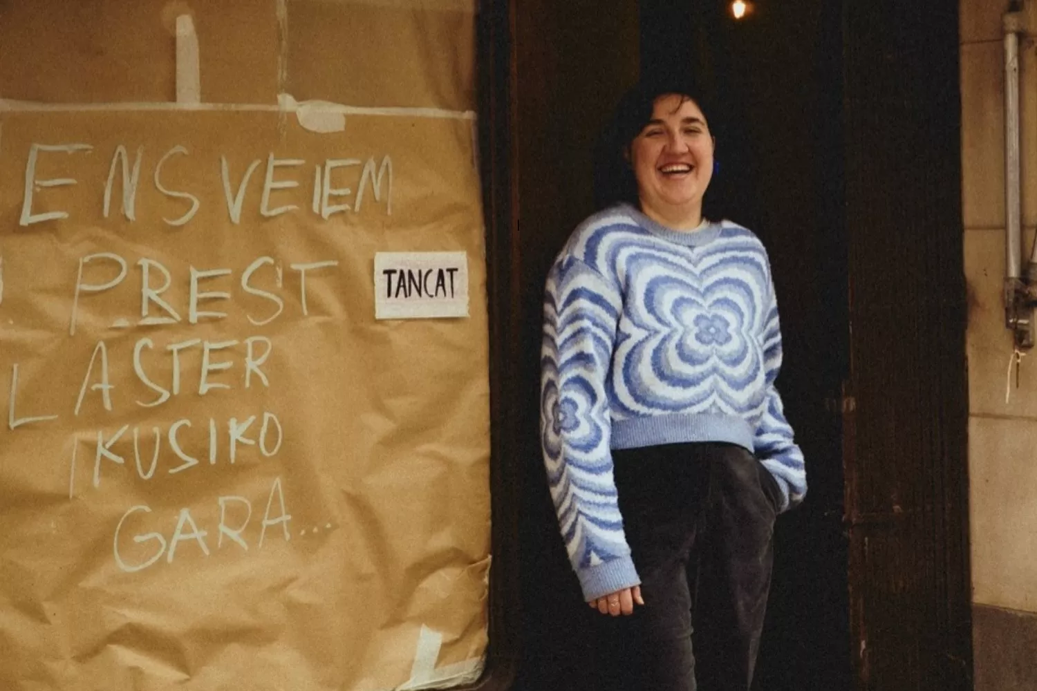 Irea, una de las integrantes del nuevo Bar San Jorge de Mahón, en la puerta del establecimiento / INSTAGRAM