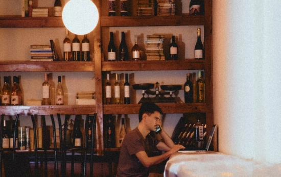 Patxo Uribe trabaja junto a la estantería de madera del Bar San Jorge / CEDIDA