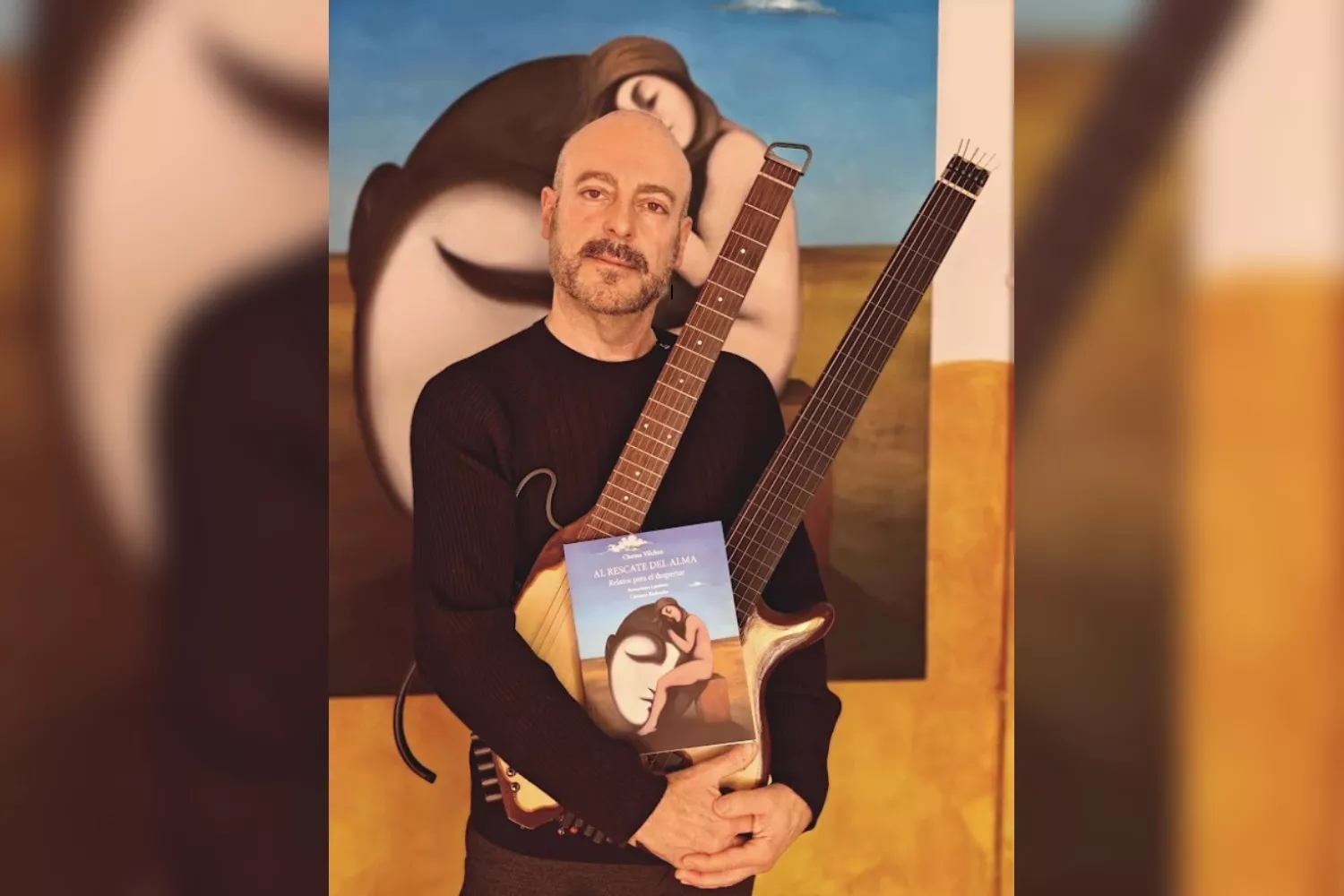 Chema Vílchez con una guitarra y su último libro / CEDIDA