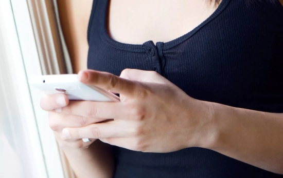 Una persona mira su móvil / FREEPIK - nensuria Una persona mira su móvil / FREEPIK - nensuria