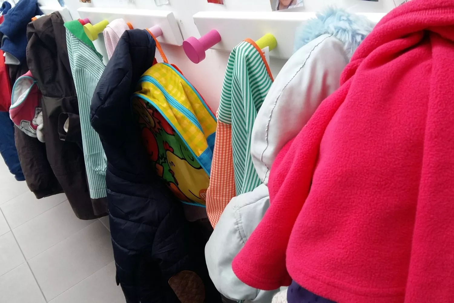 Unos abrigos infatiles colgados / EP