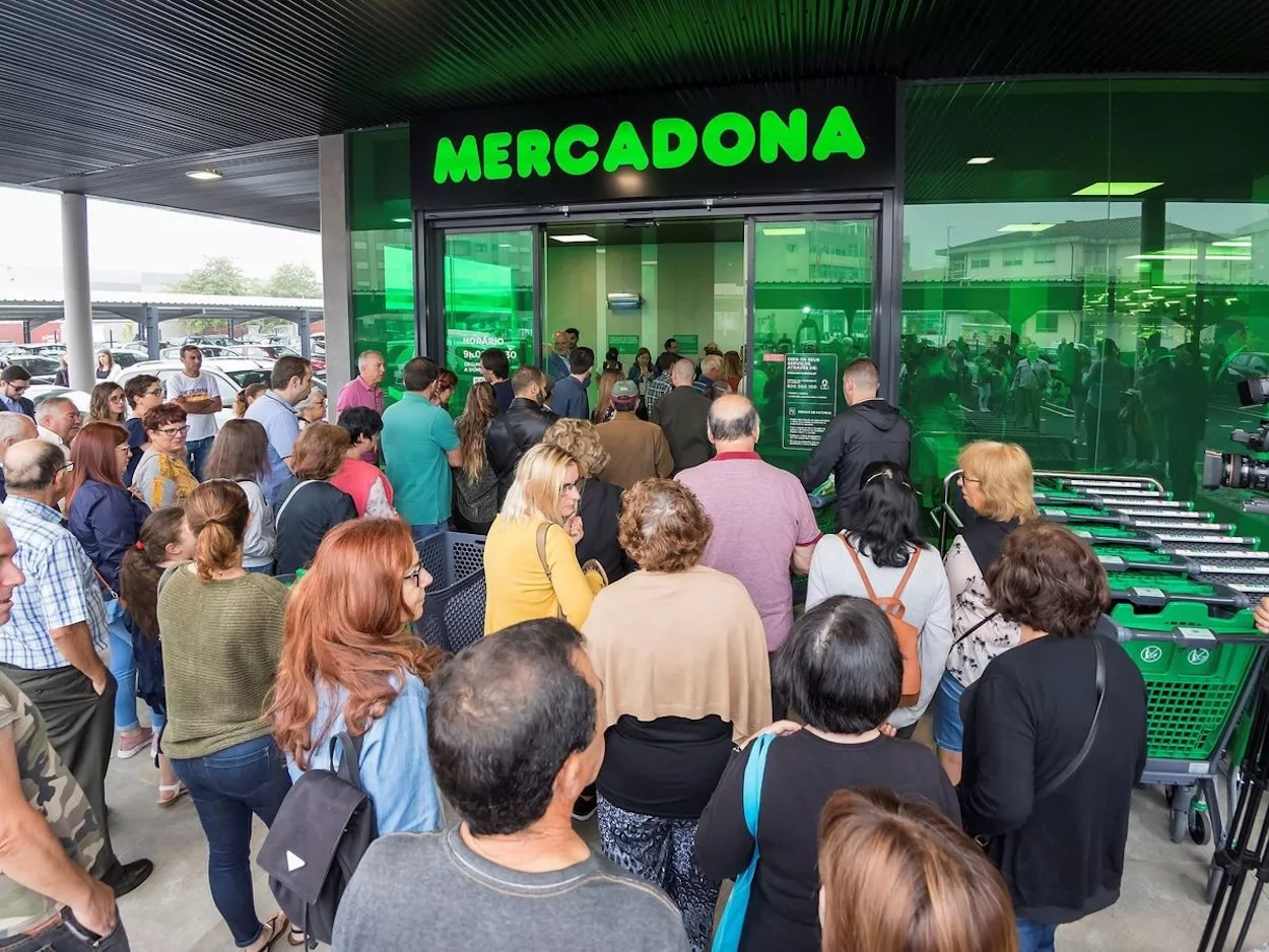 Personas haciendo cola para entrar en un Mercadona / EFE