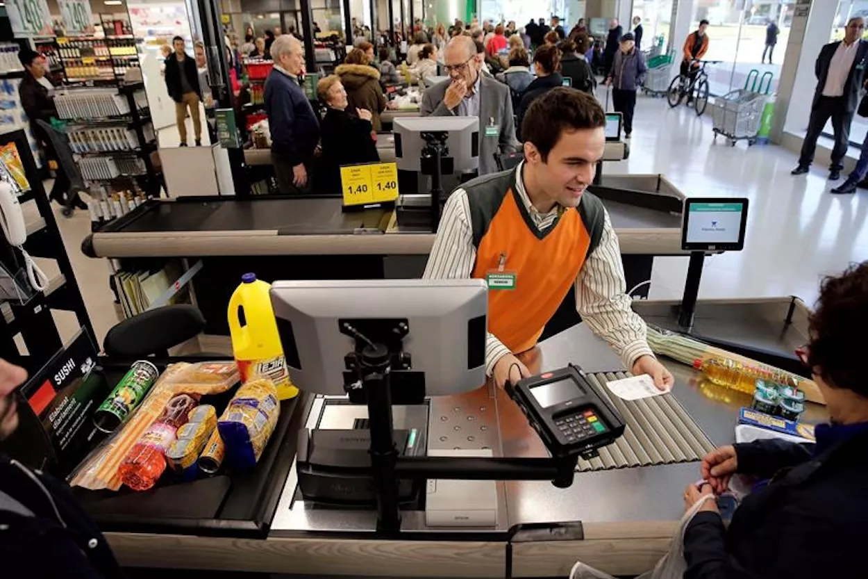 Un cajero de un supermercado de Mercadona / EFE