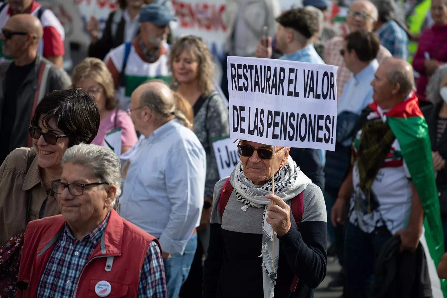 Un manifestante porta pancarta con lema 'Restaurar el valor de las pensiones' durante una manifestación en Madrid / FERNANDO SÁNCHEZ - EP