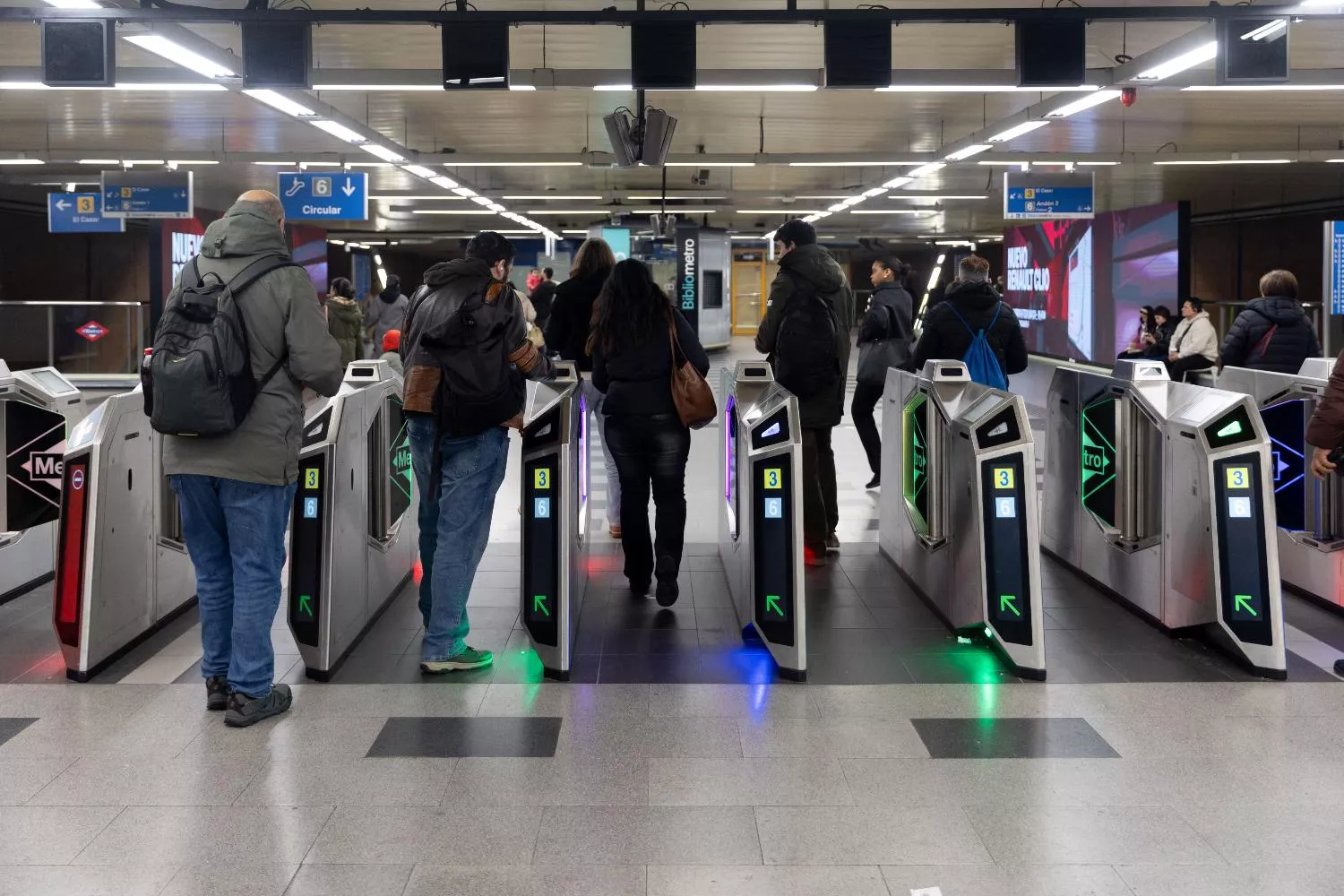 Varias personas en el Metro de Madrid  / EUROPA PRESS - EDUARDO PARRA
