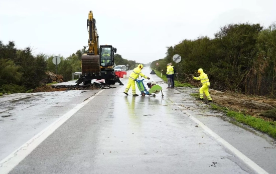 Imagen de las obras de reparación de la carretera de acceso al municipio gaditano de Rota