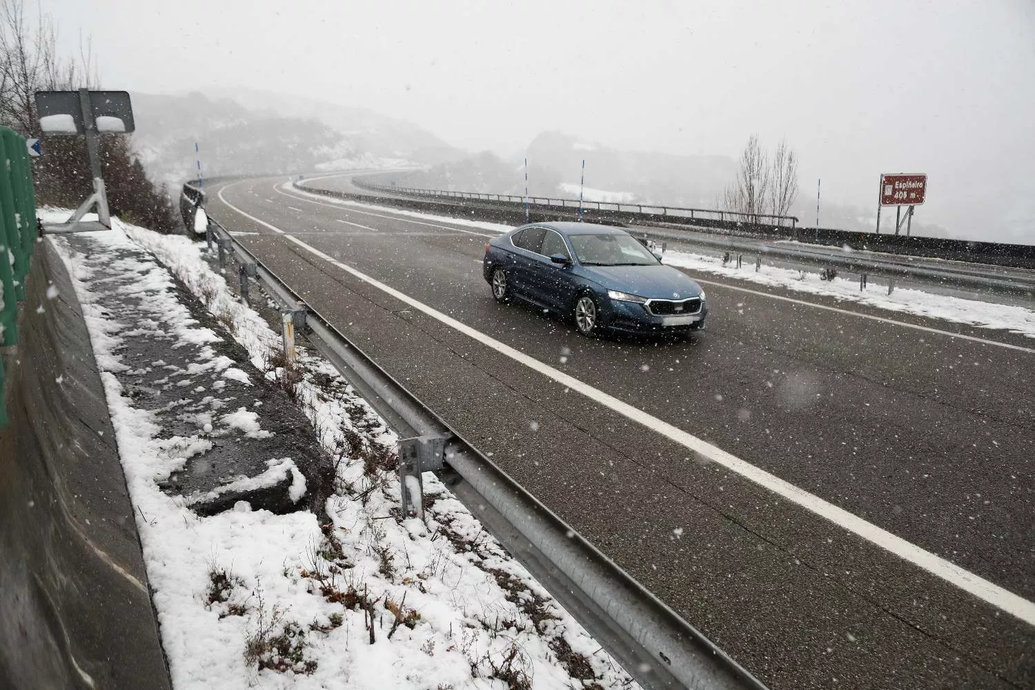 Nevada en la Autovía A6, a su paso por el Concello de As Nogais / EUROPA PRESS  - CARLOS CASTRO
