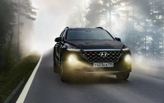 Un coche en una carretera / PEXELS