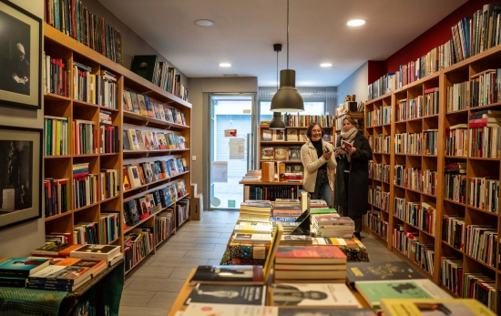 Cecilia Picún con una clienta / GALA ESPÍN