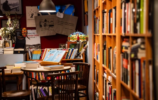 Un rincón de LibreRío de la Plata con sillas, libros y bolsas con frases / GALA ESPÍN