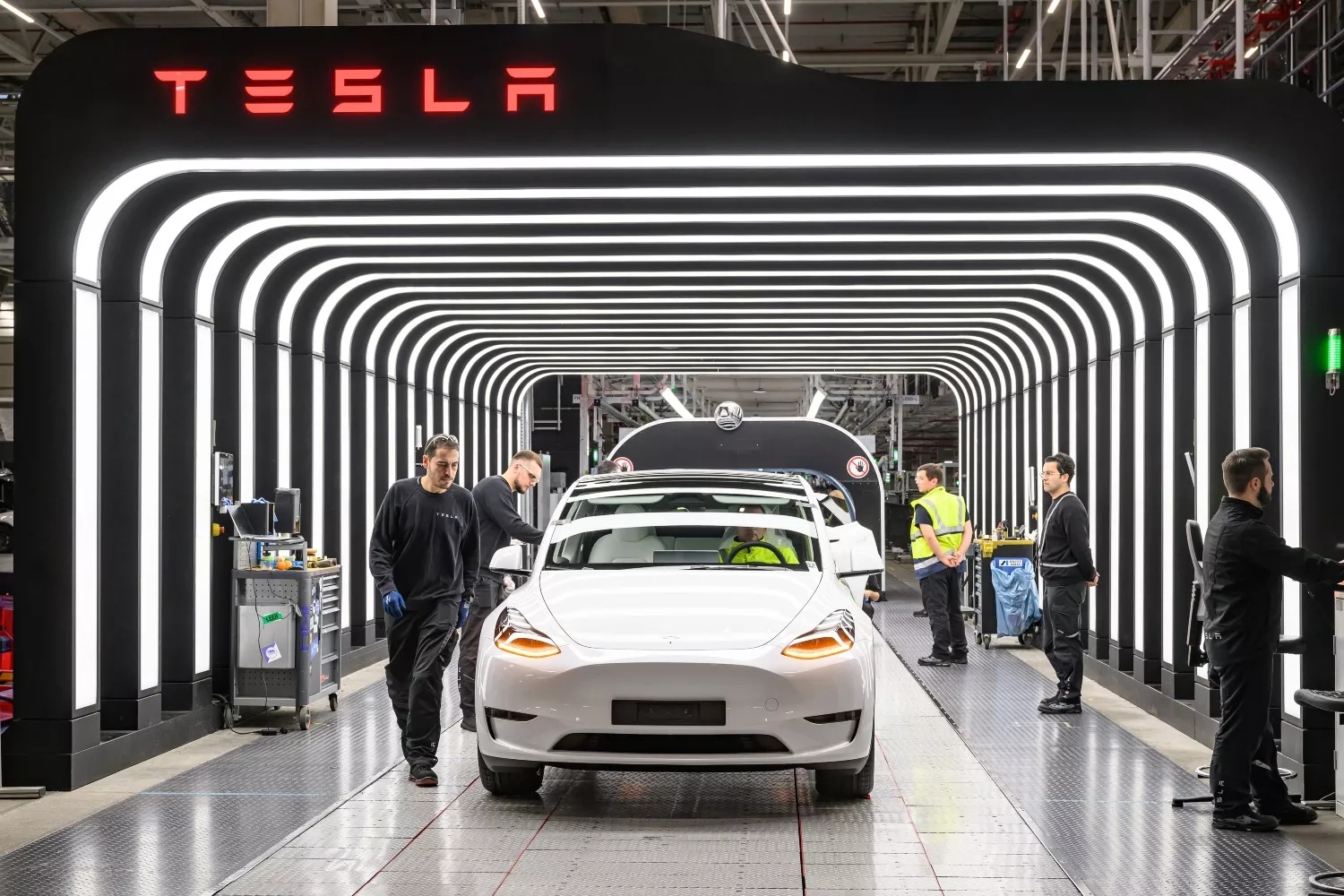   Empleados realizan la inspección final de producción de los vehículos Tesla / Patrick Pleul - EP