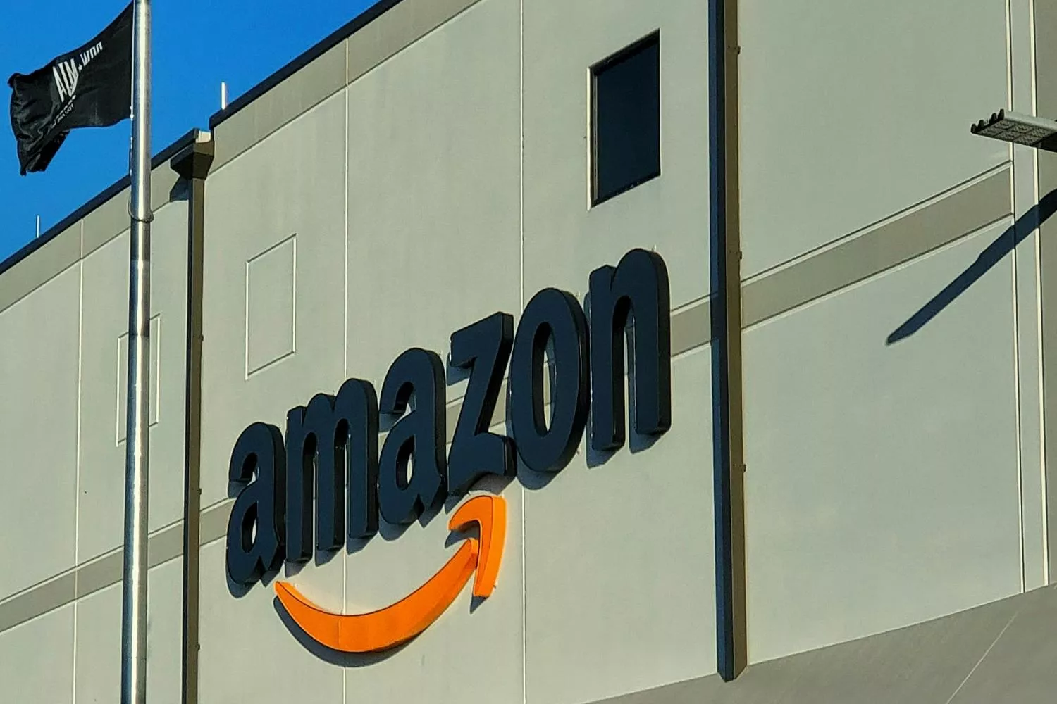 Logo de Amazon en un edificio / UNSPLASH