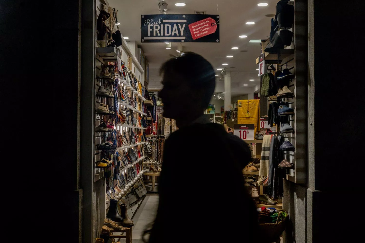 Un escaparate con ofertas por el Black Friday / EUROPA PRESS - RICARDO RUBIO