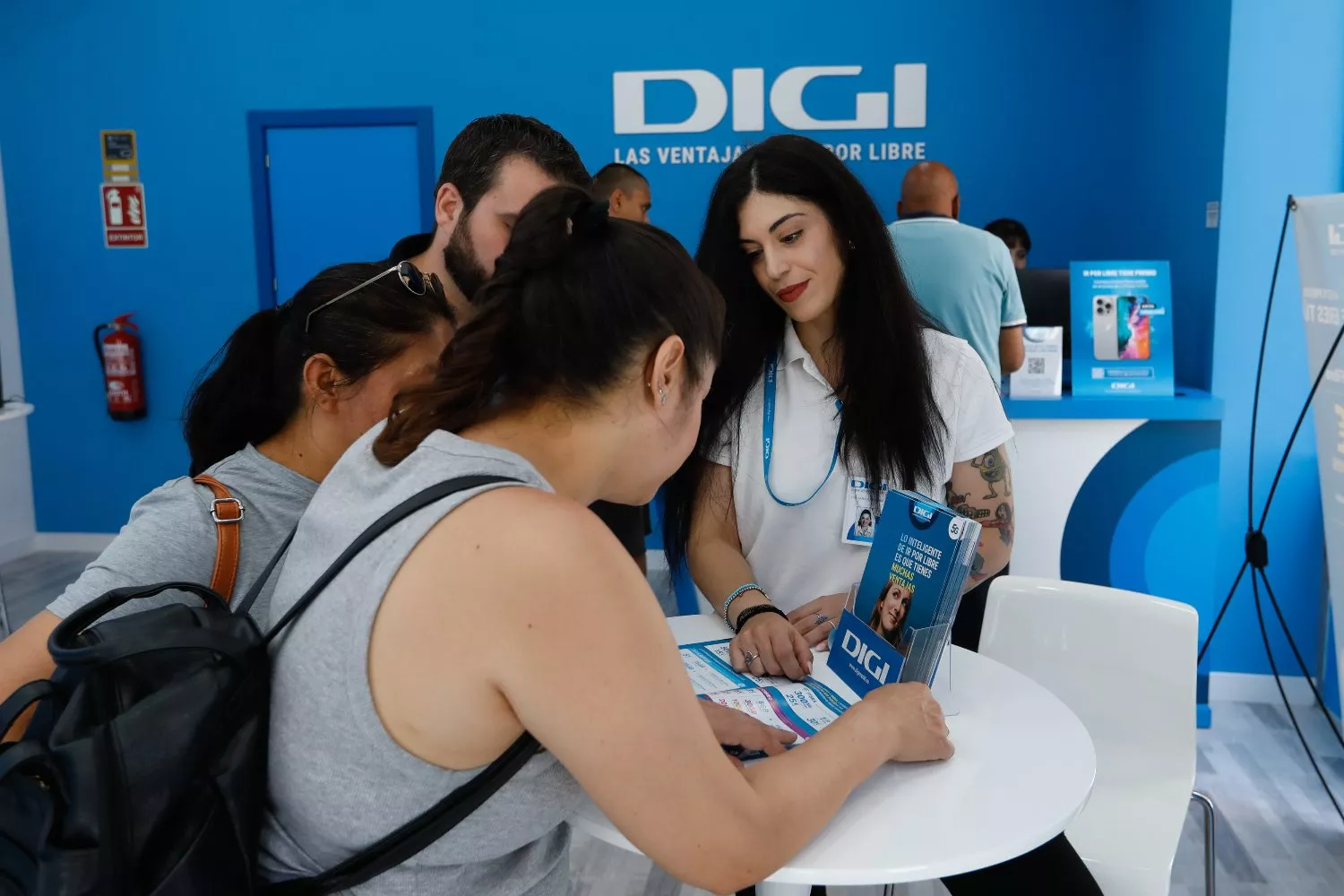 Trabajadores y clientes de Digi en una tienda / EUROPA PRESS - EDU BOTELLA