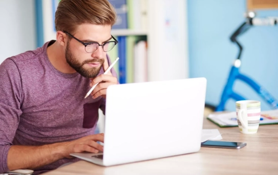 Un hombre observa su ordenador con preocupación / FREEPIK - gpointstudio Un hombre observa su ordenador con preocupación / FREEPIK - gpointstudio