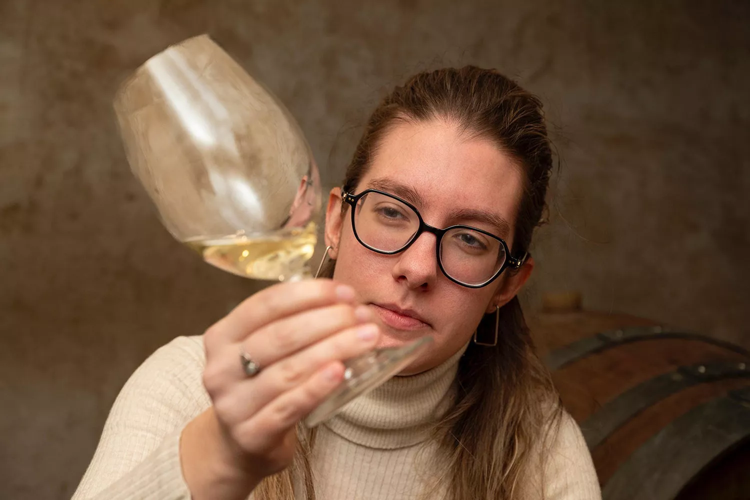 La viticultora Andrea Miró observa unos de sus vinos / JUAN REVILLAS