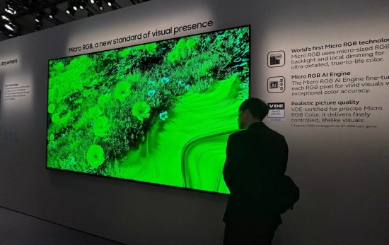 Una persona observa la televisión de Samsung   ANA CARRASCO