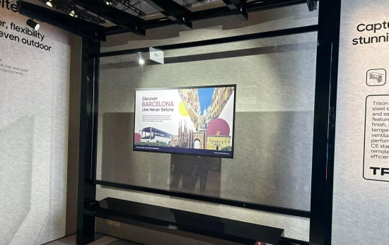 La pantalla de Samsung que sustituye al papel en una parada de autobús ficticia   ANA CARRASCO