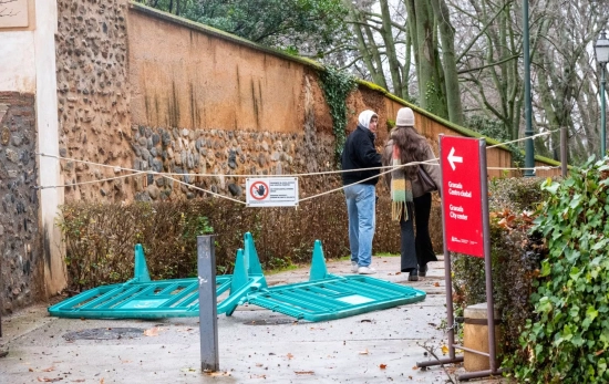 Imagen de los accesos a la zona de bosques y jardines de la Alhambra de Granada cerrados / Miguel Ángel Molina
