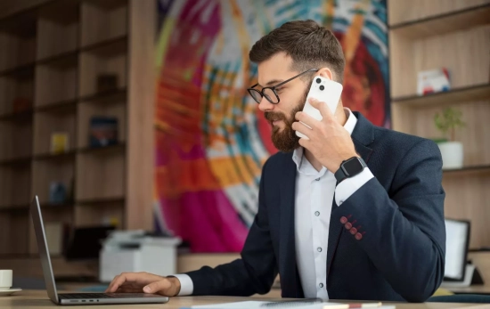 Una persona habla por teléfono / FREEPIK