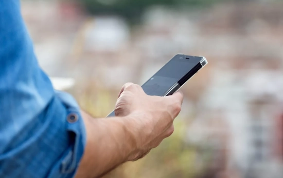Una persona mira su móvil / FREEPIK - nensuria