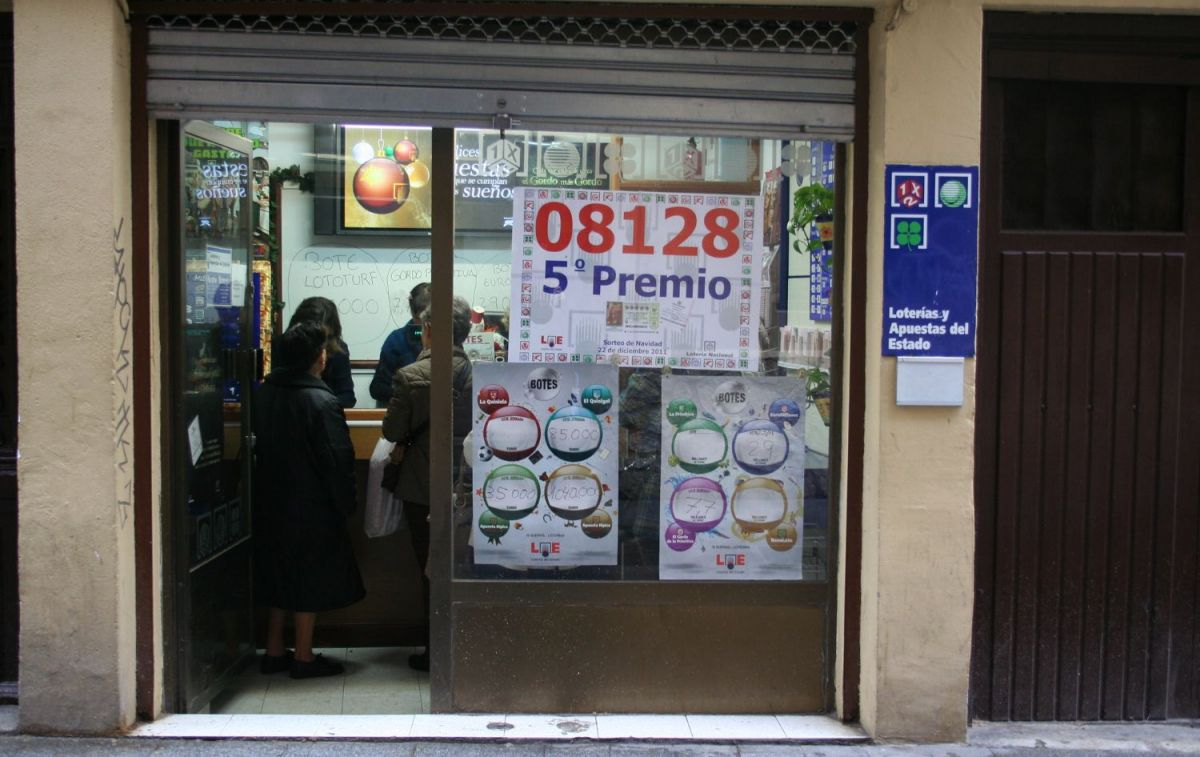 Varias personas en una administración de lotería/ Flickr - HIRIAN ALDIZKARIA