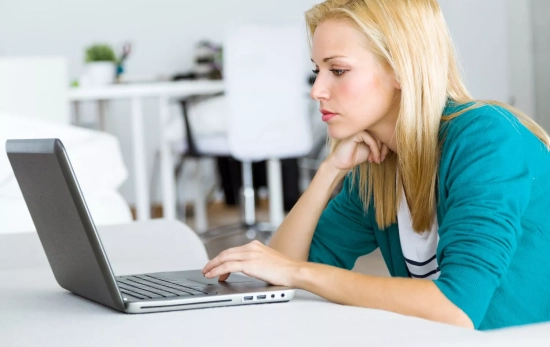Una mujer observa su ordenador / FREEPIK - nensuria