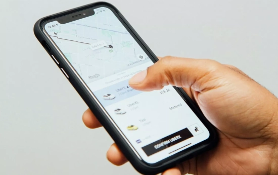 Una persona pide un Uber / UNSPLASH