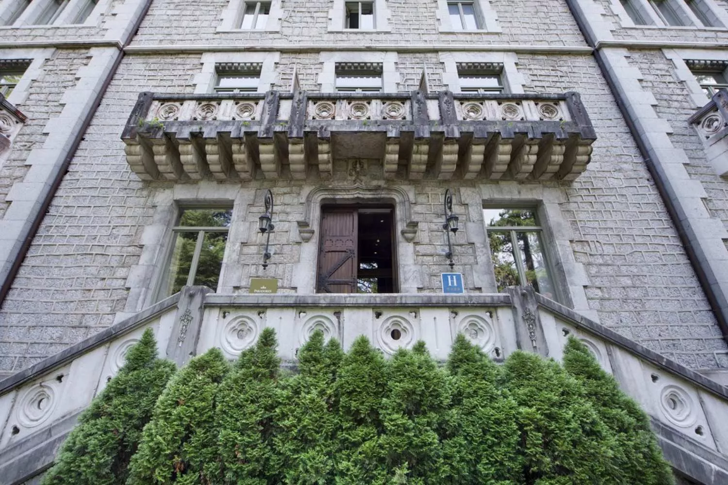 Fachada del Parador de Limpias / PARADORES