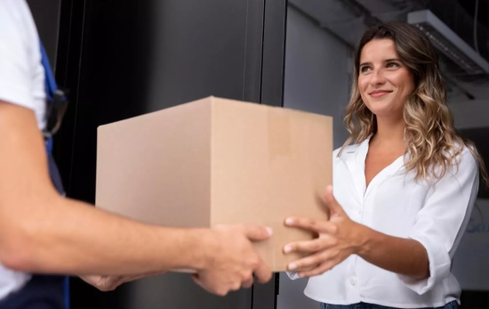 Una persona recibe un paquete / FREEPIK