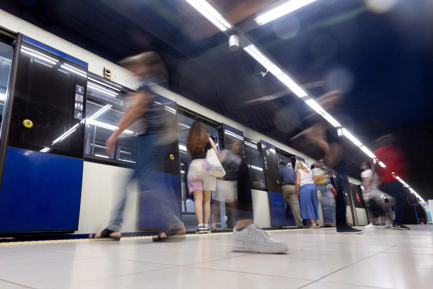 Personas en el andén de la Línea 7 del Metro de Madrid, en la Estación de San Fernando / EDUARDO PARRA - EP