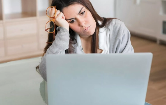 Una persona mira su ordenador con preocupación / FREEPIK