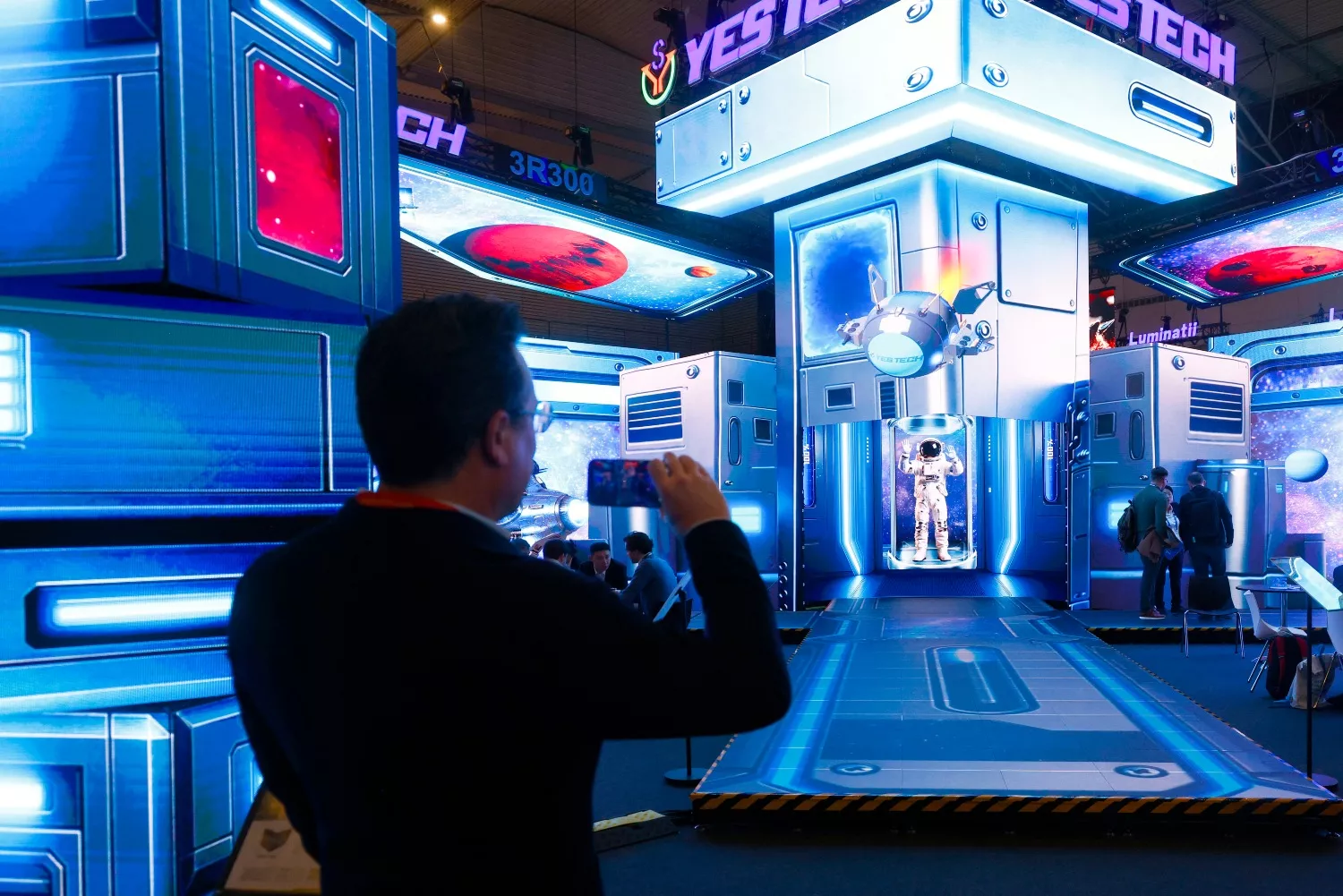 Una persona en el mayor evento mundial del sector audiovisual profesional del mundo, Integrated Syst