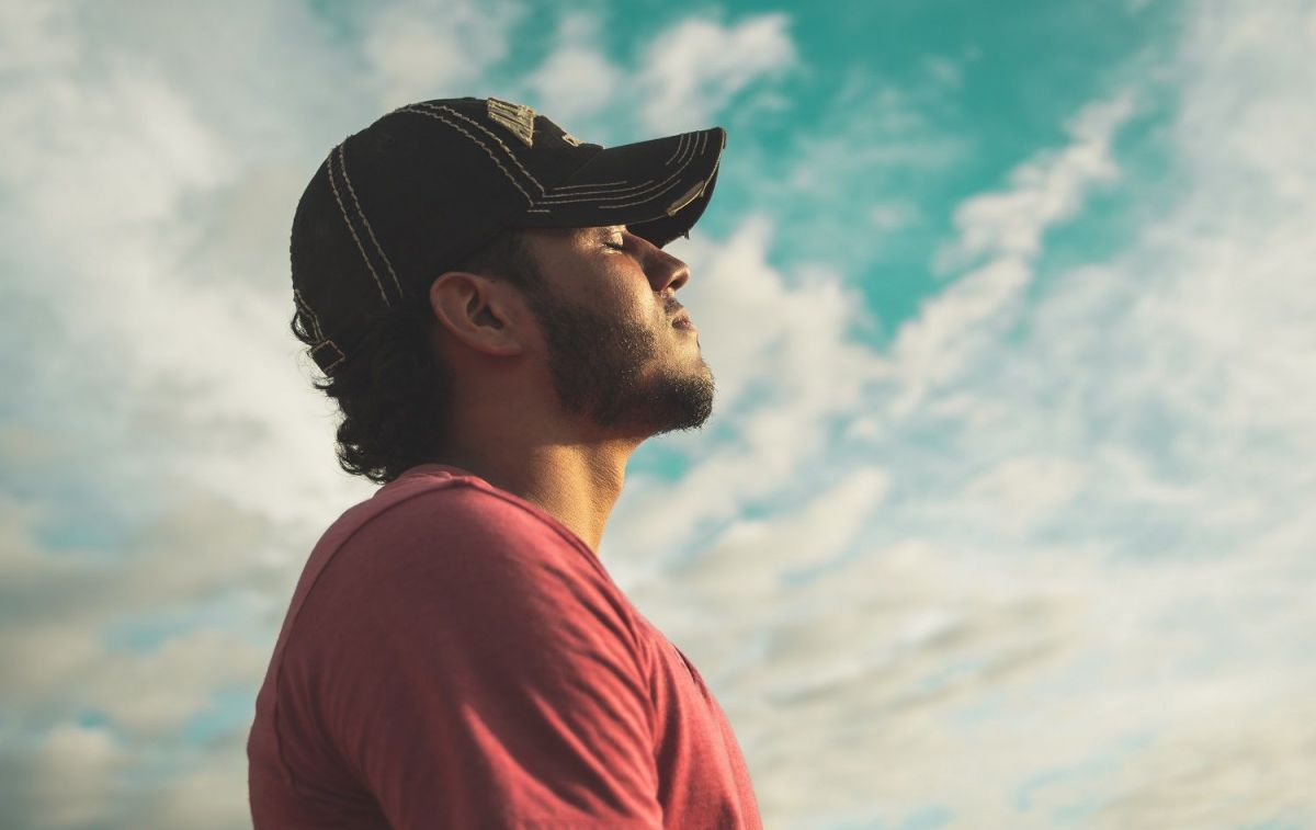 Un hombre en plena práctica de mindfulness para conectar con su momento presente / PEXELS Un hombre en plena práctica de mindfulness para conectar con su momento presente / PEXELS